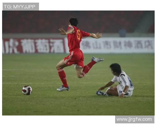 从街头少年到足坛巨星:足球球星的成长历程与背后故事