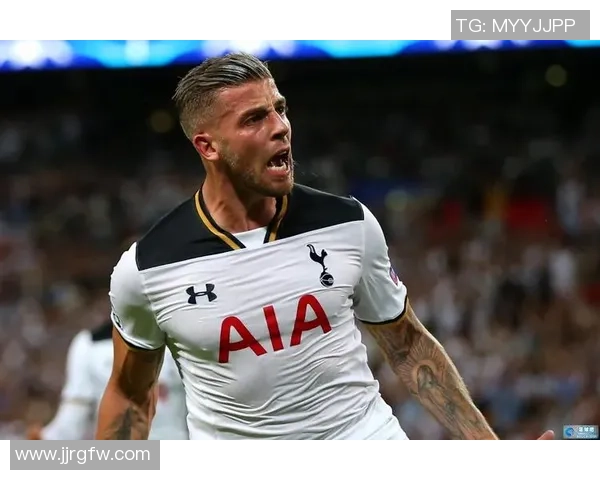 足球球星照片艺术化调色呈现光影与激情魅力瞬间